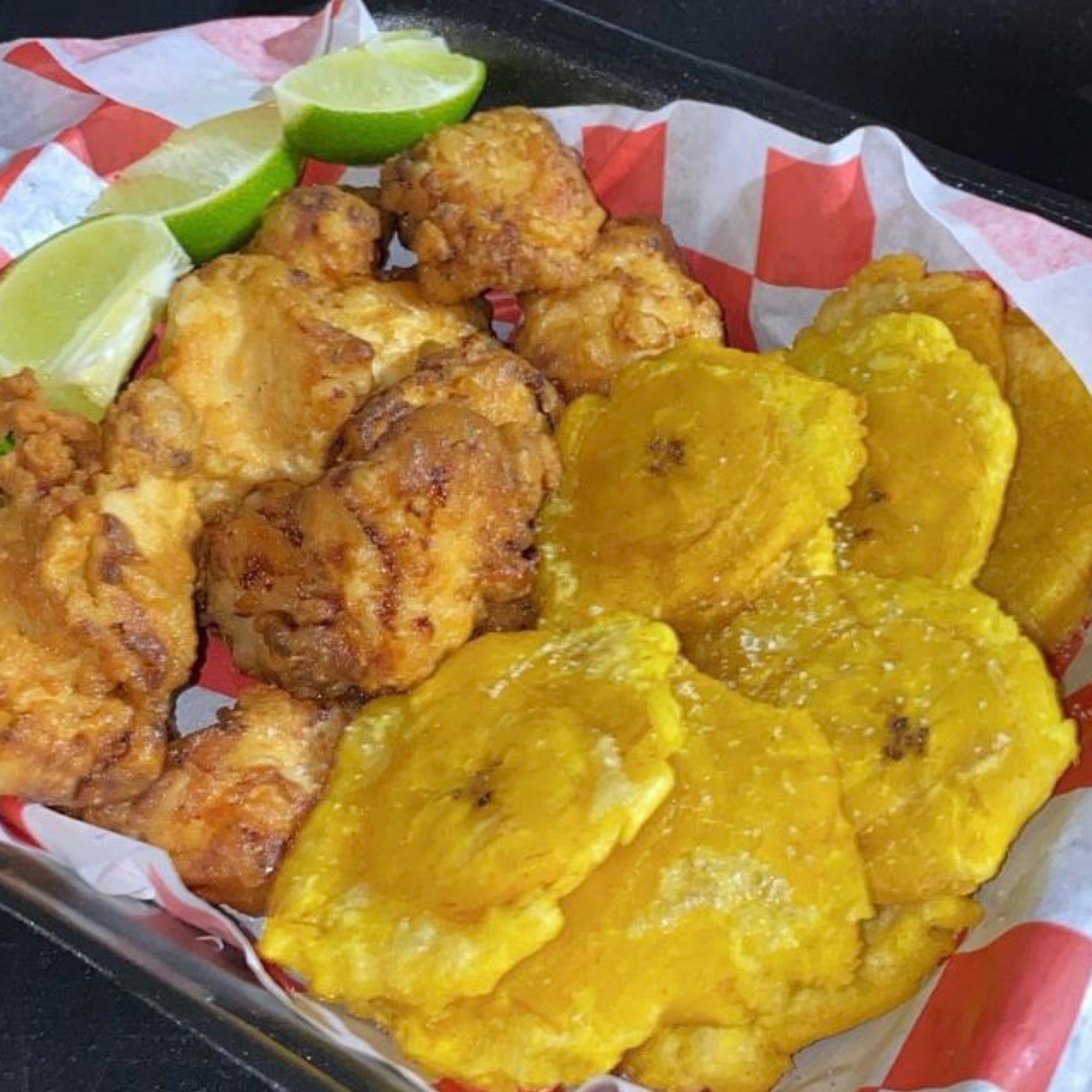 Chicharrones de Pollo con Tostones o Amarillos